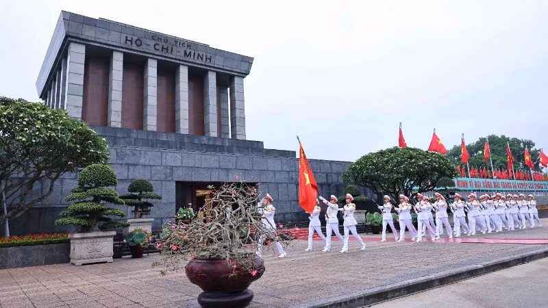 Sáng 19/5/2025, Lễ chào cờ và cử Quốc thiều được tổ chức thiêng liêng và đặc biệt tại Quảng trường Ba Đình lịch sử nhân dịp kỷ niệm 135 năm Ngày sinh Chủ tịch Hồ Chí Minh (19/5/1890-19/5/2025). (Ảnh: TTXVN) 