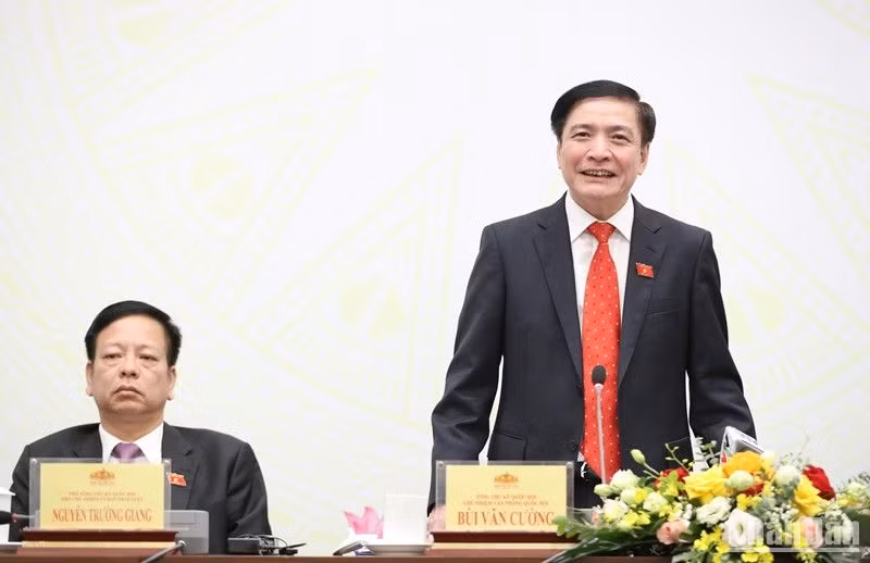 Ủy viên Ủy ban Thường vụ Quốc hội, Tổng Thư ký Quốc hội, Chủ nhiệm Văn phòng Quốc hội Bùi Văn Cường phát biểu tại họp báo. (Ảnh: DUY LINH)