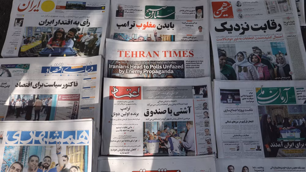 Báo chí Iran đưa tin về cuộc bầu cử tổng thống, Tehran, Iran, ngày 29/6/2024. (Ảnh: WANA/Reuters) 
