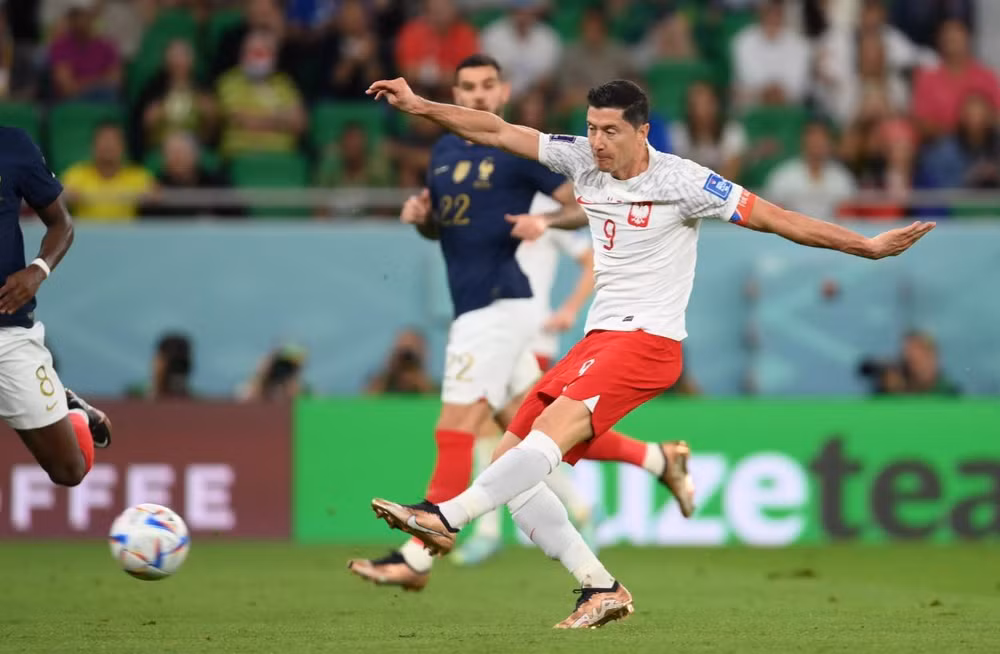 Tình huống Lewandowski sút xa chệch cột khung thành tuyển Pháp. (Ảnh: FIFA)