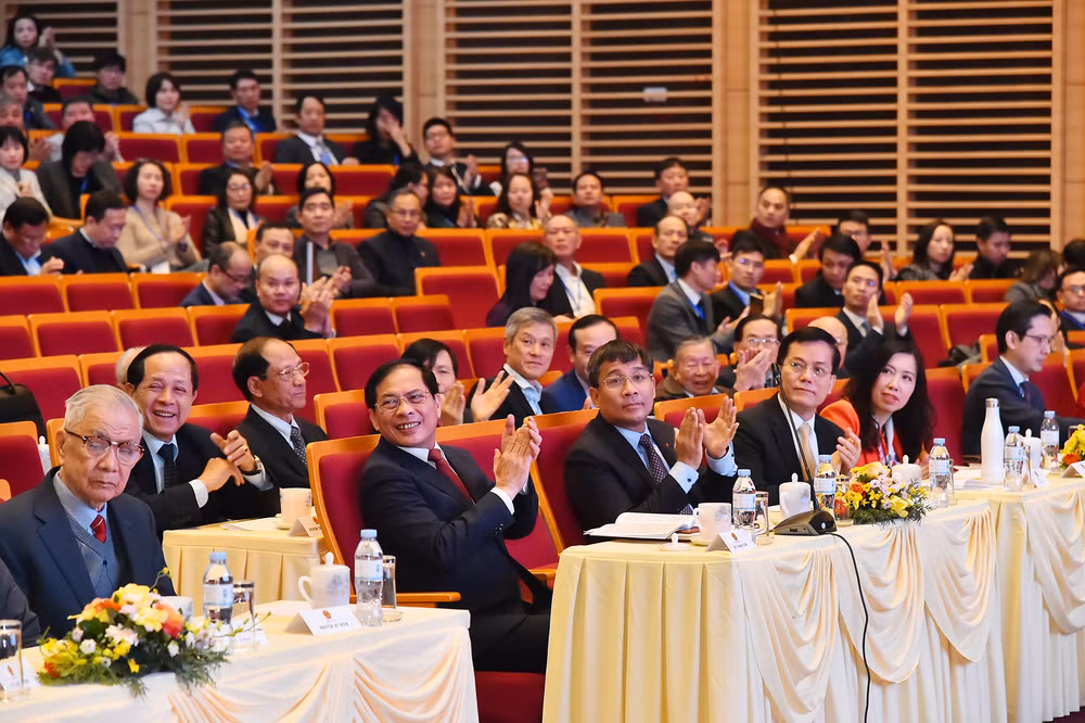 Các đồng chí lãnh đạo, nguyên lãnh đạo Bộ Ngoại giao, các đại sứ, trưởng các cơ quan đại diện Việt Nam ở nước ngoài, thủ trưởng các cơ quan, đơn vị chủ chốt thuộc Bộ Ngoại giao tham dự phiên bế mạc Hội nghị Ngoại giao lần thứ 32. (Ảnh: THỦY NGUYÊN)