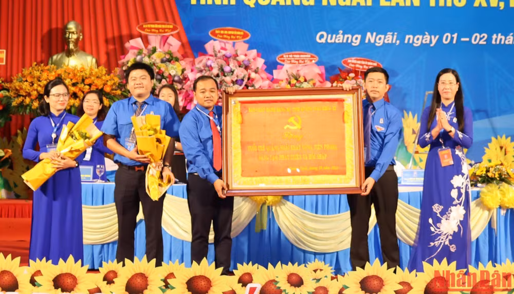 Bí thư Tỉnh ủy Quảng Ngãi Bùi Thị Quỳnh Vân trao tặng bức trướng cho Ban Thường vụ Tỉnh đoàn Quảng Ngãi.