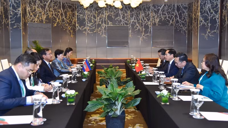Phó Thủ tướng, Bộ trưởng Ngoại giao Bùi Thanh Sơn hội kiến Phó Thủ tướng, Bộ trưởng Ngoại giao và Hợp tác quốc tế Campuchia Prak Sokhonn.