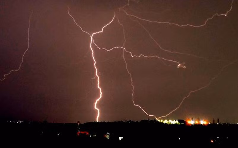 Những tia sét trong cơn giông ở Bhopal, Ấn Độ, ngày 17/6/2022. (Ảnh minh họa: PTI)