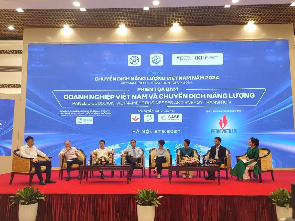 Các diễn giả tham gia tọa đàm tại diễn đàn. (Ảnh: TRUNG HƯNG)