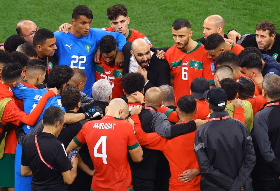 Huấn luyện viên Regragui động viên các cầu thủ Maroc sau trận thua Pháp ở bán kết. (Ảnh: Reuters)