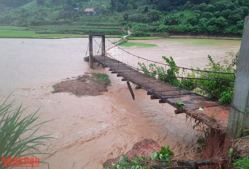 Mưa lũ gây sạt lở mố trụ cầu treo bản A Má 1, xã Lóng Sập, huyện Mộc Châu. (Ảnh: HOÀNG NAM)