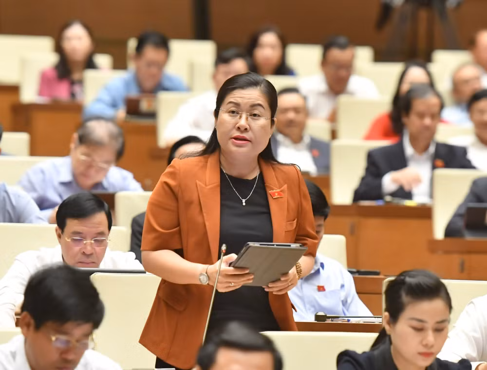 Đại biểu Nguyễn Thị Minh Trang (Vĩnh Long) chất vấn Bộ trưởng Nguyễn Văn Thắng. (Ảnh: ĐĂNG KHOA)