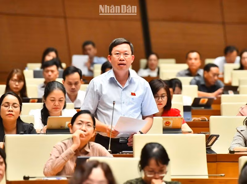 Đại biểu Nguyễn Quốc Luận - Đoàn đại biểu Quốc hội tỉnh Yên Bái phát biểu thảo luận. (Ảnh: ĐĂNG KHOA)