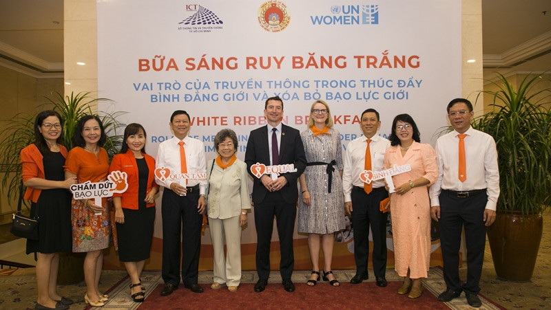 Các đại biểu tại chương trình cùng lan tỏa thông điệp thúc đẩy bình đẳng giới và xóa bỏ bạo lực giới. (Ảnh: UN Women) 