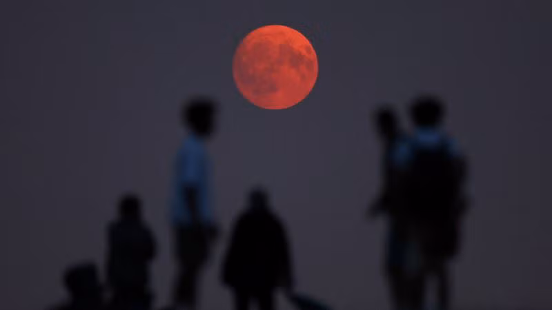 Người dân tập trung ngắm siêu trăng ở London, Anh. (Ảnh minh họa: Reuters) 