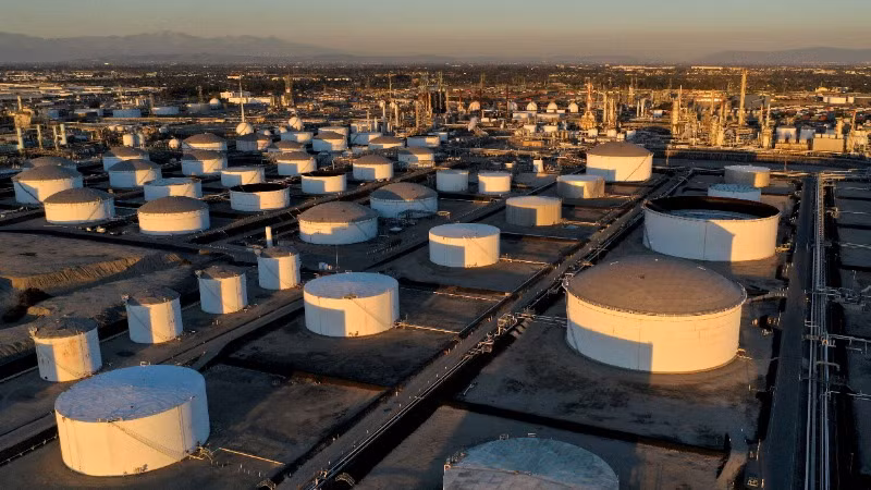 Các bồn chứa dầu tại Nhà máy lọc dầu Los Angeles của Marathon Petroleum, Carson, California, Mỹ. (Ảnh: Reuters) 