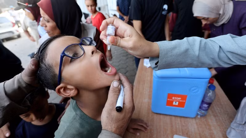 Trẻ em Palestine được cung cấp vaccine ngừa bại liệt trong đợt tiêm chủng thứ 2 tại Deir Al-Balah, miền trung Dải Gaza, ngày 14/10/2024. 