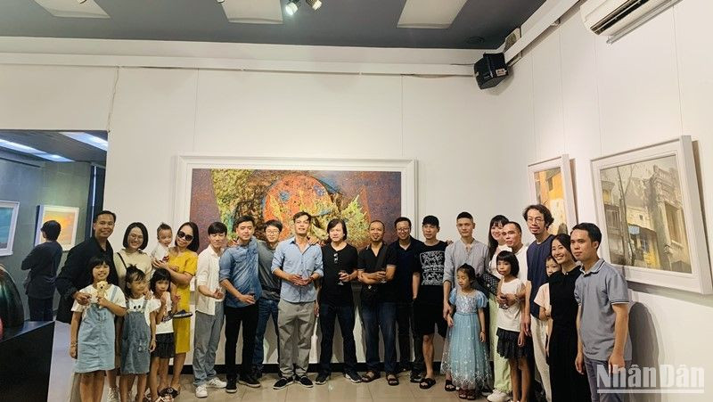 Đại diện nhóm nghệ sĩ cùng bạn bè, người thân tại lễ khai mạc triển lãm. (Ảnh: TRUNG HƯNG)