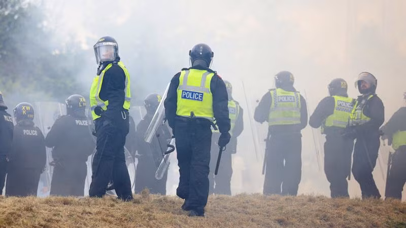 Cảnh sát Anh ứng phó một cuộc biểu tình chống nhập cư tại Rotherham, ngày 4/8/2024. (Ảnh: Reuters) 