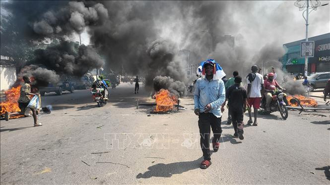 Người biểu tình đốt phá trên phố ở Kinshasa, CHDC Congo ngày 28/1/2025. (Ảnh: THX/TTXVN)