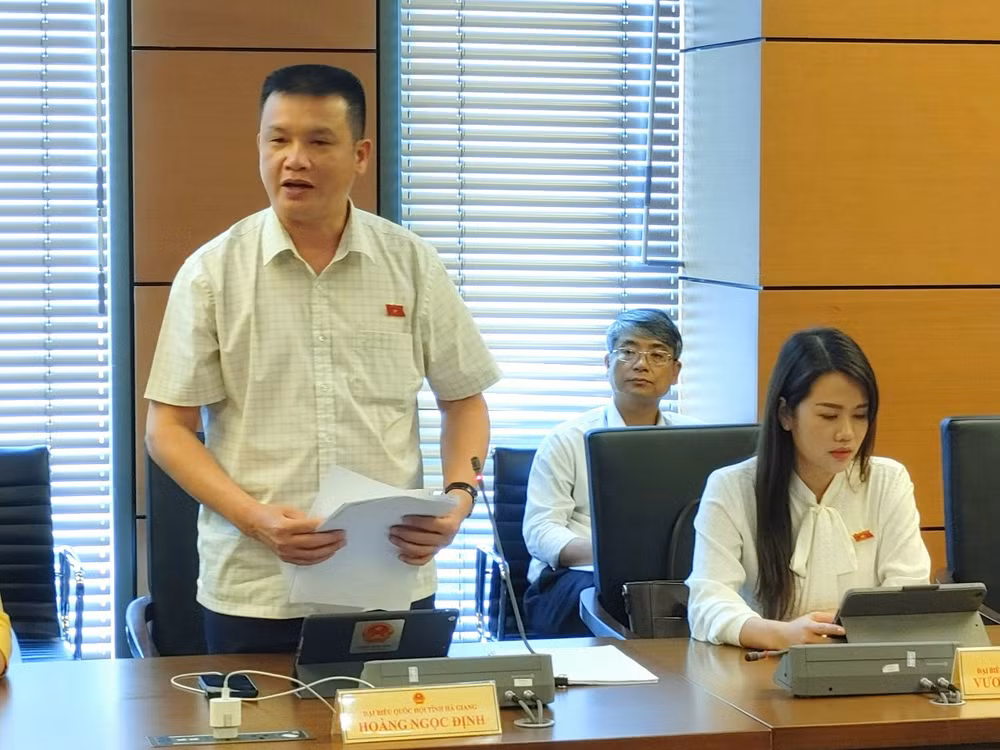 Đại biểu Hoàng Ngọc Định (Hà Giang) phát biểu thảo luận tại Tổ 6. (Ảnh: TRUNG HƯNG)