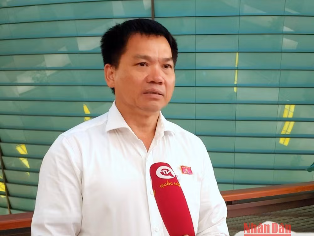 Đại biểu Dương Khắc Mai - Phó Trưởng Đoàn đại biểu Quốc hội chuyên trách tỉnh Đắk Nông, Ủy viên Ủy ban Tư pháp của Quốc hội trao đổi bên hành lang Quốc hội. (Ảnh: TRUNG HƯNG)
