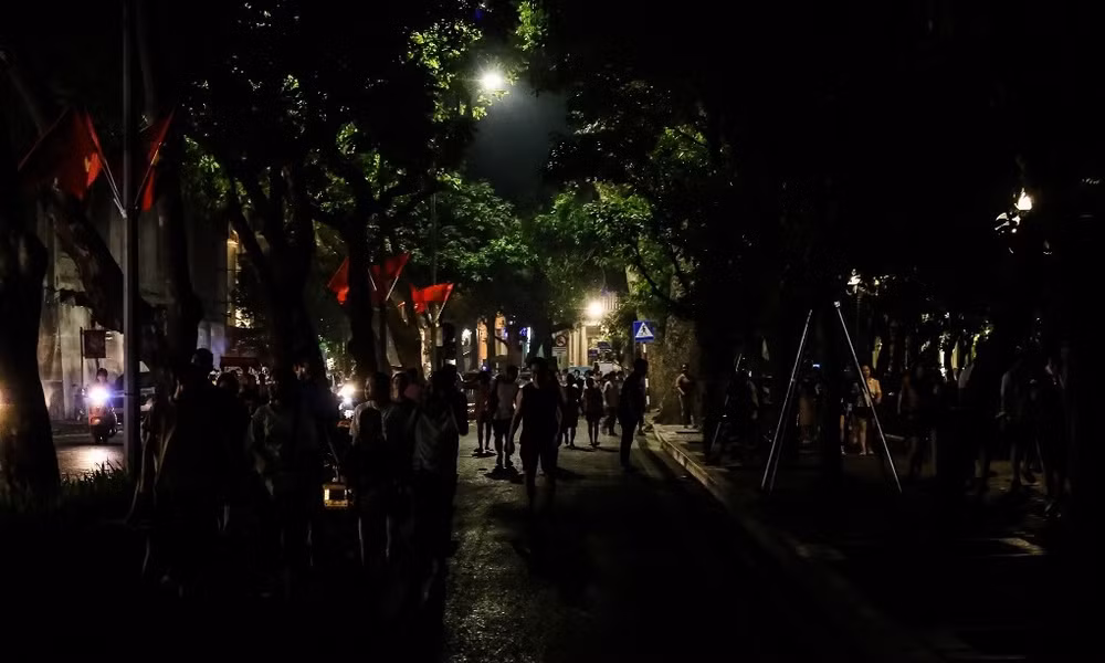 Phố đi bộ Hồ Gươm thực hiện tiết kiệm điện trước tình trạng thiếu điện hè năm nay. (Ảnh: NHẬT QUANG)