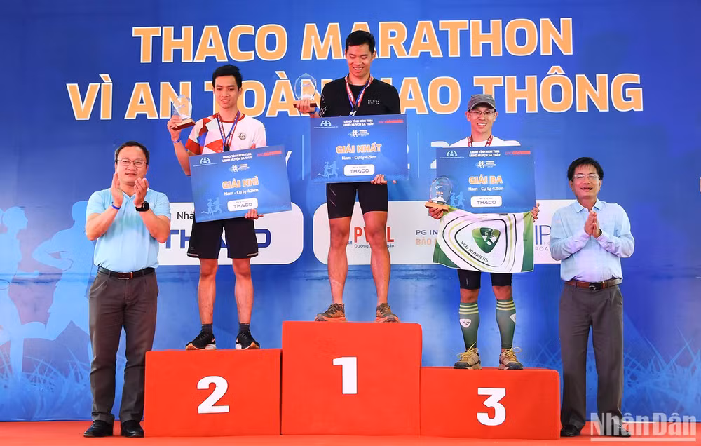 Trao giải Nhất, Nhì, Ba nội dung nam, cự ly 42km.