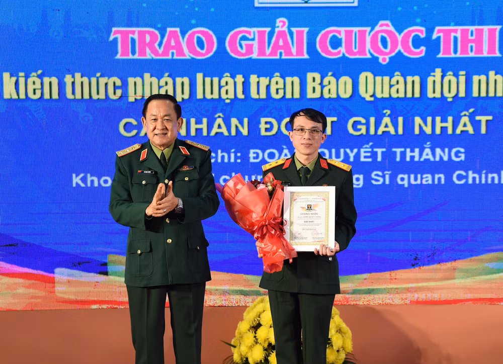 Thượng tướng Võ Minh Lương, Ủy viên Trung ương Đảng, Ủy viên Thường vụ Quân ủy Trung ương, Thứ trưởng Quốc phòng trao giải Nhất cá nhân cho đồng chí Đoàn Quyết Thắng, Khoa Quân sự chung, Trường Sĩ quan Chính trị. (Ảnh: TUẤN HUY)