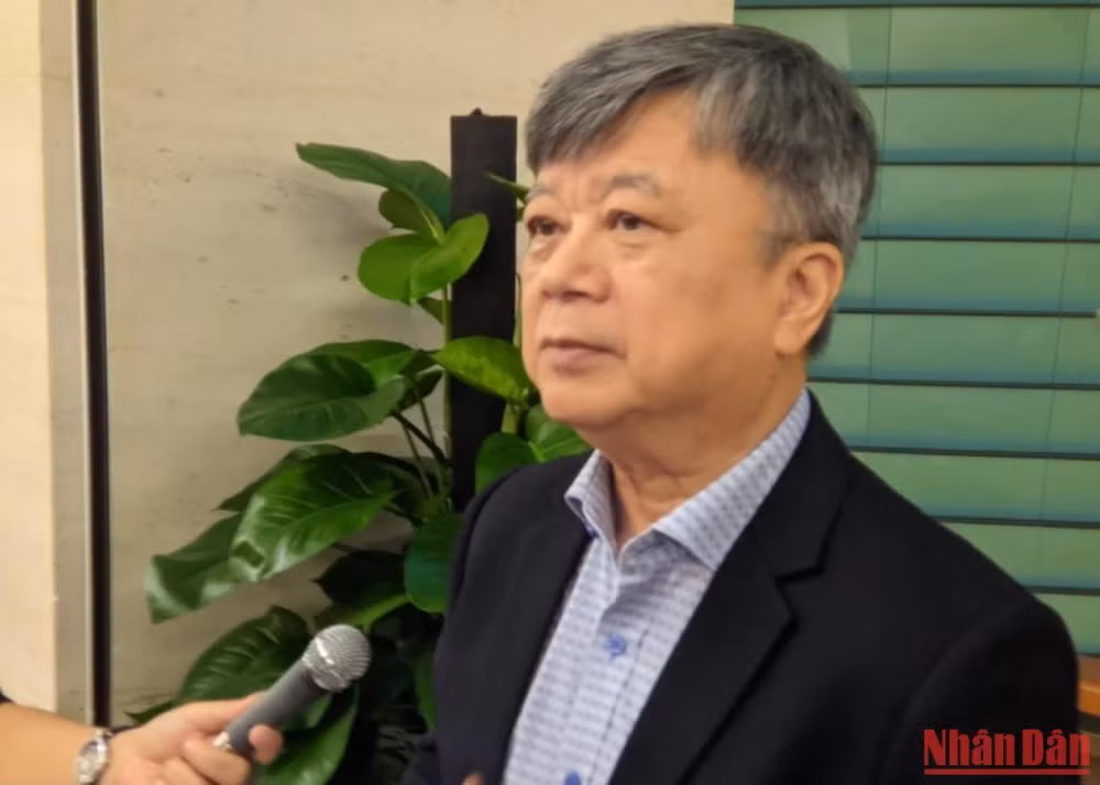 Đại biểu Trương Trọng Nghĩa (TP Hồ Chí Minh) trao đổi bên hành lang Quốc hội. Ảnh: TRUNG HƯNG