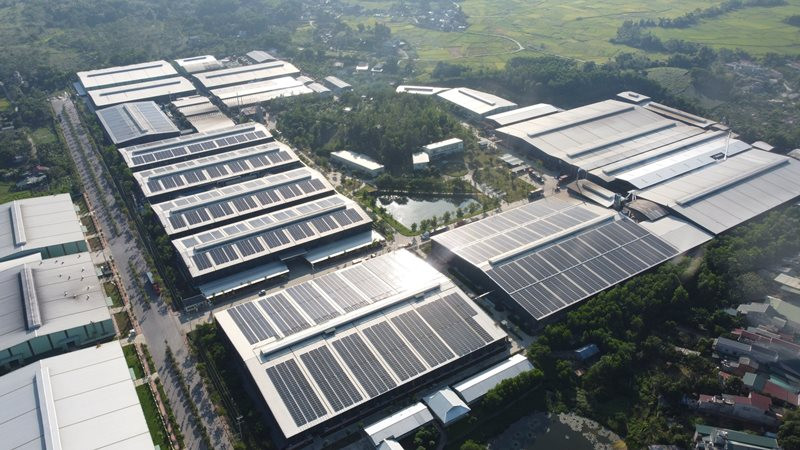 Điện mặt trời áp mái được xem là một giải pháp hiệu quả để Việt Nam hiện thực hóa khối lượng đáng kể công suất năng lượng tái tạo bổ sung, trong khi cung cấp nguồn năng lượng đáng tin cậy với chi phí thấp cho người tiêu dùng. (Ảnh minh họa: ADB)