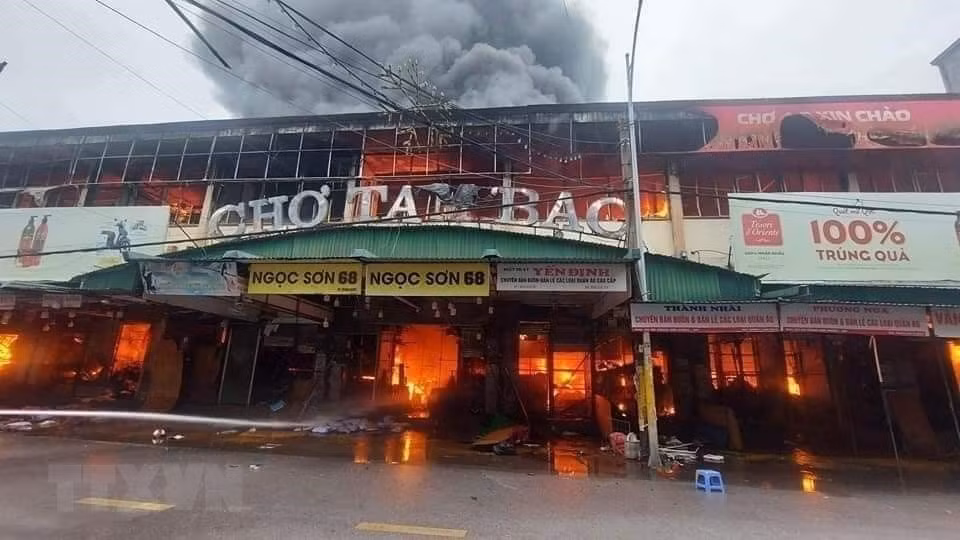 Hiện trường vụ cháy chợ Tam Bạc. (Ảnh: Hoàng Ngọc/TTXVN)