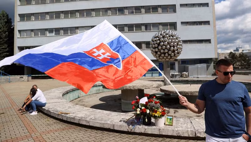 Người ủng hộ Thủ tướng Slovakia Robert Fico có mặt gần Bệnh viện Đại học F.D. Roosevelt, nơi Thủ tướng Slovakia đang điều trị sau vụ ám sát, Banska Bystrica, Slovakia, ngày 18/5/2024. (Ảnh: Reuters) 