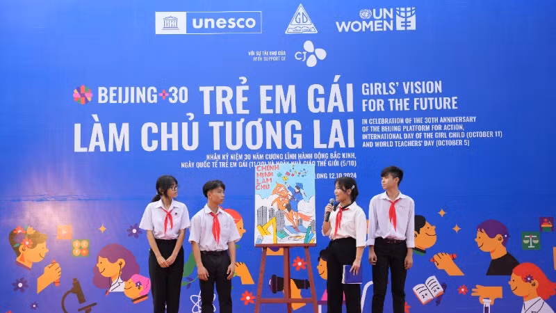 Các em học sinh thuyết minh về sản phẩm tranh cổ động trong khuôn khổ cuộc thi sáng tác tranh cổ động với chủ đề “Trẻ em gái làm chủ tương lai”.