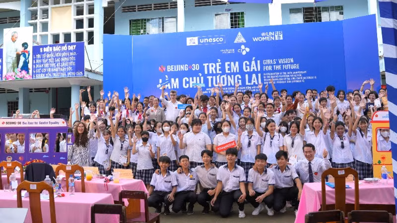 Tại chương trình, các đại biểu cùng các em học sinh cùng nhau truyền đi thông điệp kêu gọi đầu tư vào giáo dục cho trẻ em gái và trao quyền để các em vượt qua thách thức, tích cực tham gia vào việc kiến tạo một tương lai toàn diện hơn. 