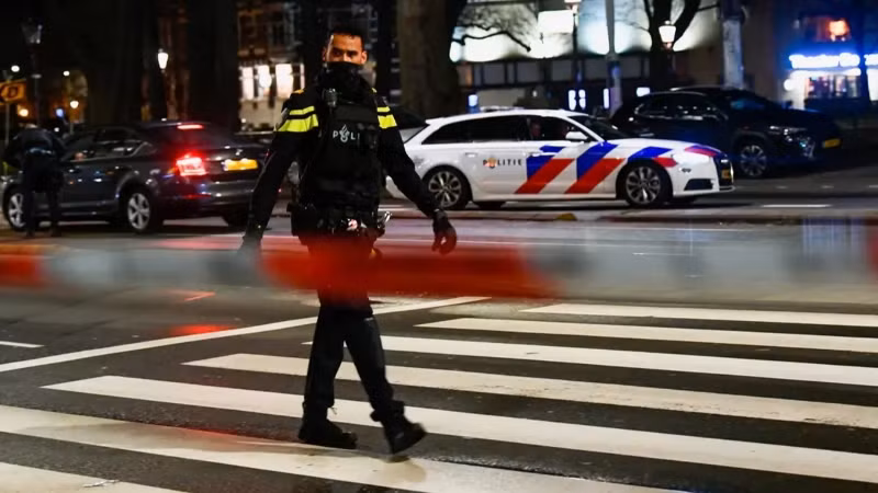 Cảnh sát Hà Lan trên đường phố Amsterdam. (Ảnh minh họa: Reuters) 
