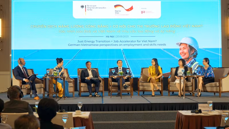 Các chuyên gia trong và ngoài nước trong phiên thảo luận về khai thác tiềm năng của chuyển dịch năng lượng và việc làm công bằng ở Việt Nam. (Ảnh: TRUNG HƯNG)