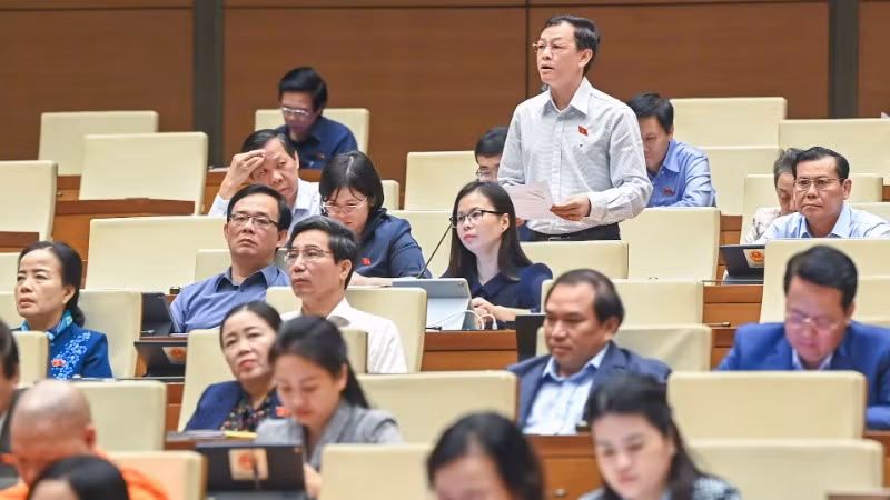 Thứ trưởng Y tế-đại biểu Nguyễn Tri Thức (Thành phố Hồ Chí Minh) phát biểu. (Ảnh: DUY LINH)