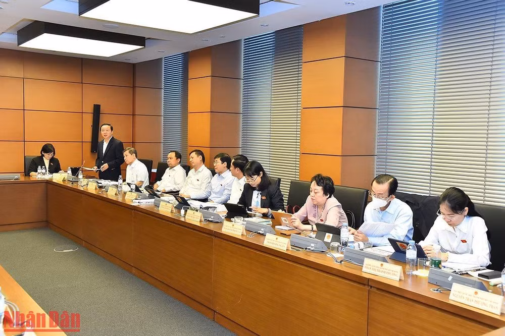 Quang cảnh buổi thảo luận tại Tổ 2 sáng 3/11. (Ảnh: THỦY NGUYÊN)