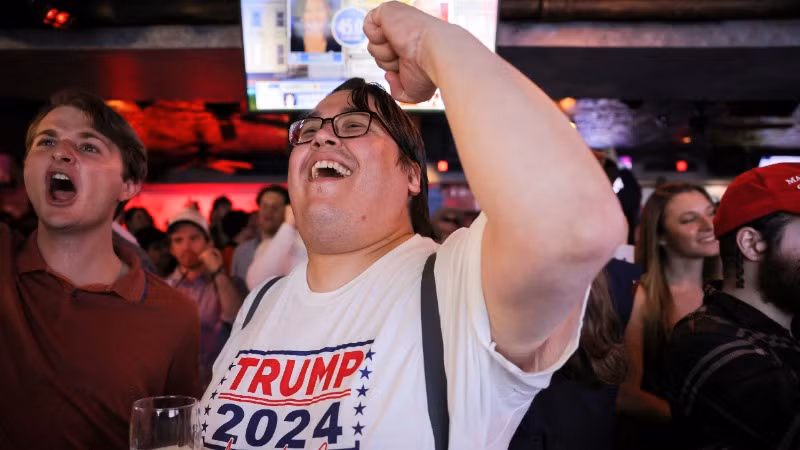 Người ủng hộ ông Trump ăn mừng trước kết quả kiểm phiếu sơ bộ tại sự kiện của Câu lạc bộ Cộng hòa trẻ New York ở thành phố New York. (Ảnh: Reuters)