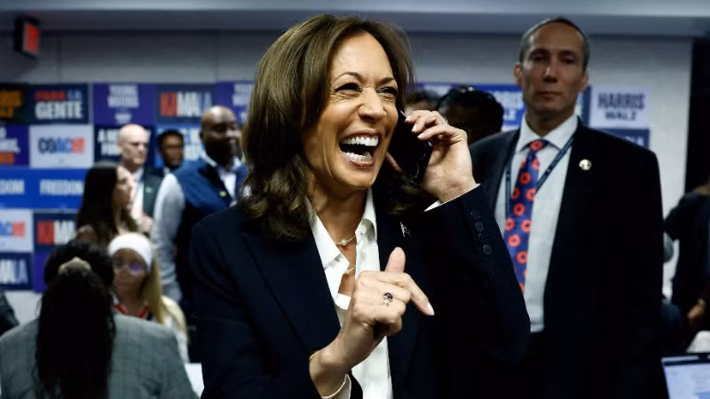 Bà Kamala Harris gọi điện cho cử tri trong chiến dịch vận động giờ chót tại trụ sở Ủy ban quốc gia đảng Dân chủ (DNC) ở Washington trong ngày bầu cử. (Ảnh: Reuters)