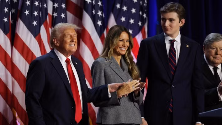 Ông Donald Trump cùng vợ Melania Trump và con trai Barron Trump tại Trung tâm Hội nghị Palm Beach, Florida, ngày 6/11/2024. (Ảnh: Reuters)