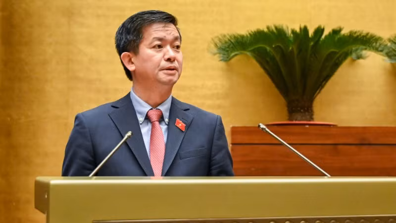 Ủy viên Ủy ban Thường vụ Quốc hội, Tổng Thư ký Quốc hội, Chủ nhiệm Văn phòng Quốc hội Lê Quang Tùng trình bày dự thảo Nghị quyết Kỳ họp thứ 8, Quốc hội khóa XV. (Ảnh: DUY LINH)