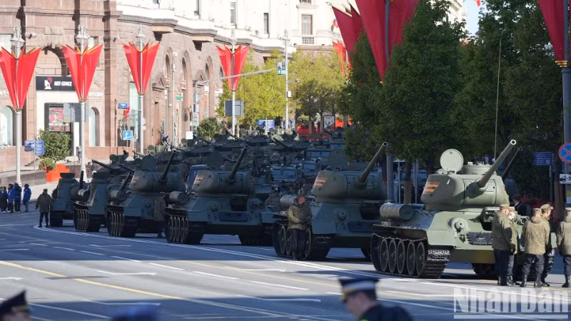 Vũ khí, khí tài quân sự tập kết tại đường Tver chuẩn bị tham gia duyệt binh trên Quảng trường Đỏ. (Ảnh: Phóng viên Báo Nhân Dân thường trú tại Liên bang Nga)