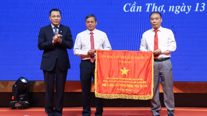 Chủ tịch EVN tặng cờ thi đua cho đơn vị thuộc Genco 2.