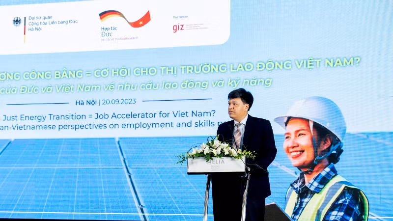 Phó Chủ Nhiệm Ủy ban Khoa học, Công nghệ và Môi trường của Quốc hội Tạ Đình Thi phát biểu tại hội thảo. (Ảnh: TRUNG HƯNG)