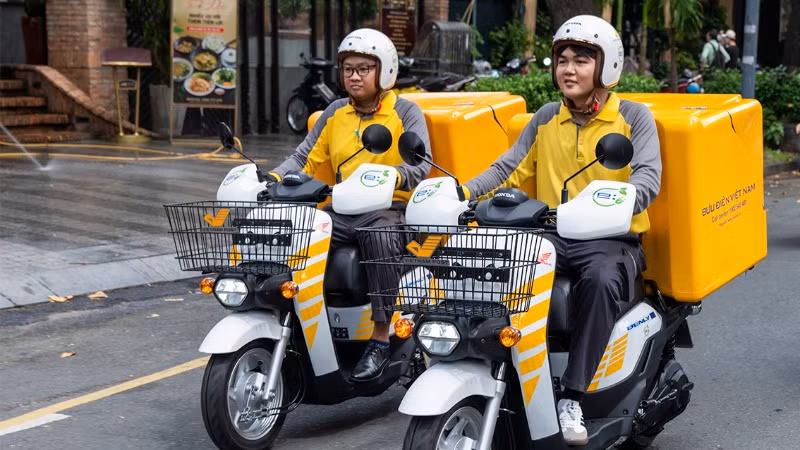 Vietnam Post tiên phong triển khai các giải pháp vận chuyển hàng hoá bằng xe điện.