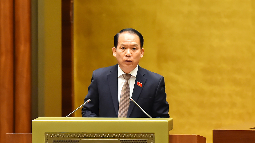 Chủ nhiệm Ủy ban Pháp luật của Quốc hội Hoàng Thanh Tùng trình bày Báo cáo giải trình, tiếp thu, chỉnh lý dự thảo Luật Thủ đô (sửa đổi) tại phiên họp chiều 28/5. (Ảnh: THỦY NGUYÊN)