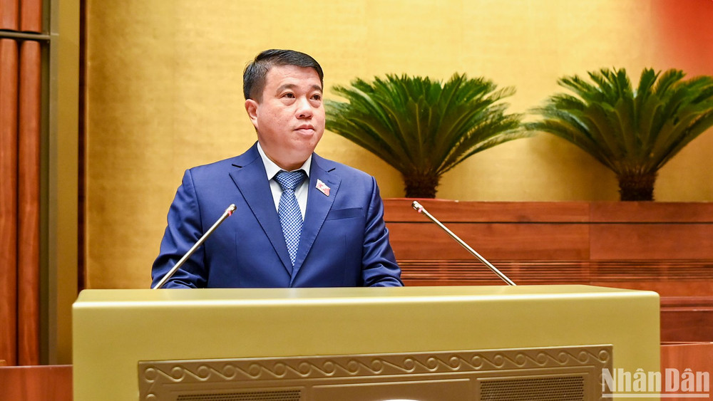 Chủ tịch Hội đồng Dân tộc của Quốc hội, Phó Trưởng Đoàn giám sát của Quốc hội Y Thanh Hà Niê Kđăm trình bày Báo cáo của Đoàn giám sát của Quốc hội về việc triển khai thực hiện các Nghị quyết của Quốc hội về các Chương trình mục tiêu quốc gia. (Ảnh: DUY LINH) 