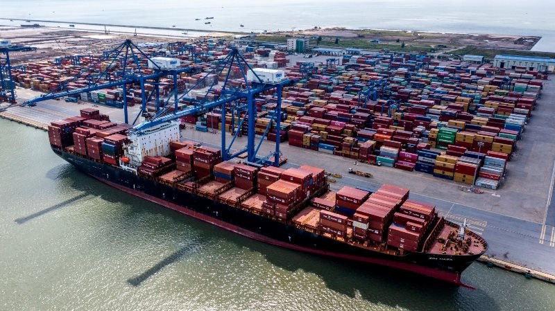 Bốc xếp container ở cảng Đình Vũ (Hải Phòng). (Ảnh minh họa: THÀNH ĐẠT) 