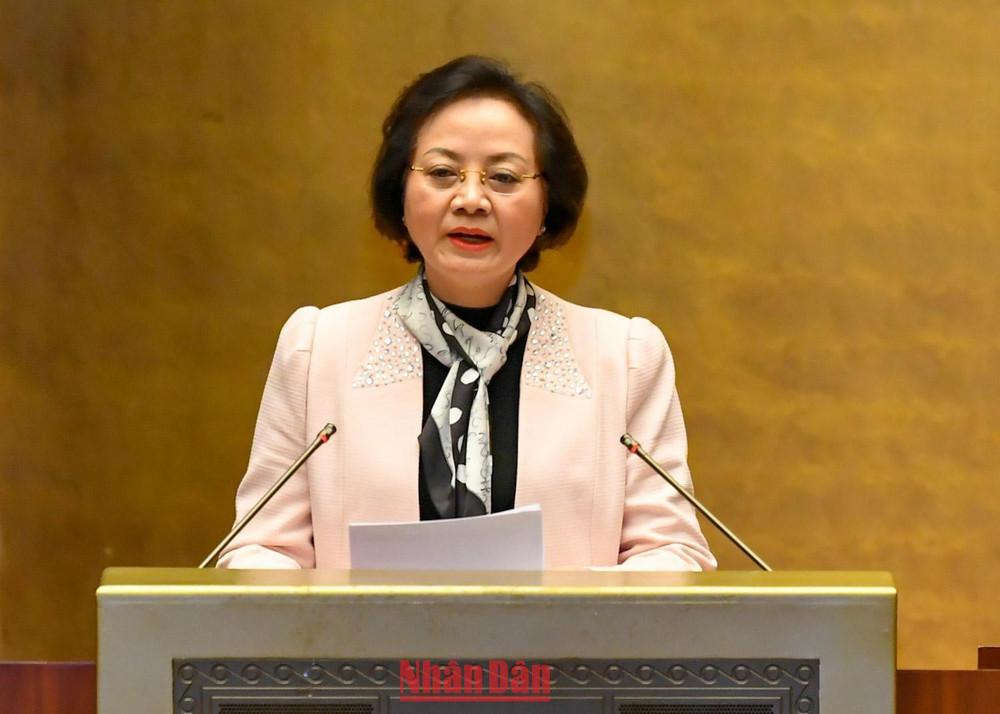 Bộ trưởng Nội vụ Phạm Thị Thanh Trà, thừa ủy quyền của Thủ tướng Chính phủ, trình bày Tờ trình về dự thảo Nghị quyết của Quốc hội về thời hiệu xử lý kỷ luật đối với cán bộ, công chức, viên chức. (Ảnh: THỦY NGUYÊN)