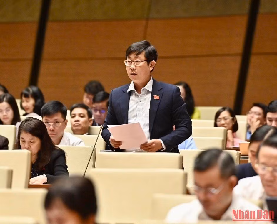 Đại biểu Nguyễn Hữu Thông (Bình Thuận) phát biểu thảo luận. Ảnh: ĐĂNG KHOA