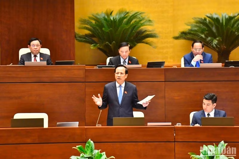 Bộ trưởng Lao động-Thương binh và Xã hội Đào Ngọc Dung trả lời chất vấn các đại biểu Quốc hội. (Ảnh: ĐĂNG KHOA)