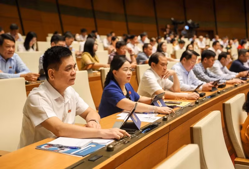 Các đại biểu Quốc hội biểu quyết thông qua Luật Phòng thủ dân sự. (Ảnh: DUY LINH)